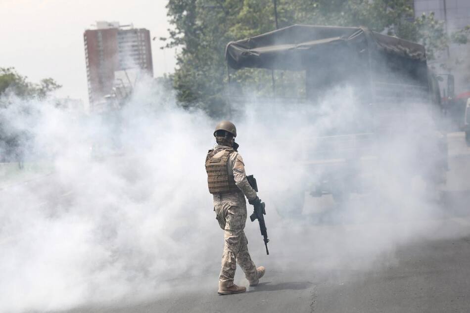 Violentas protestas en Santiago de Chile contra el aumento del boleto del subte, REUTERS