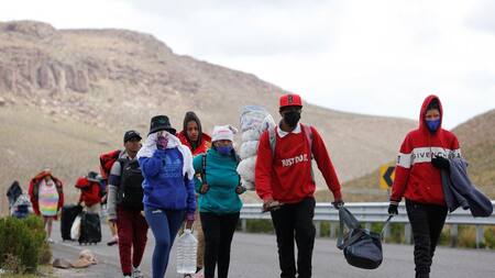 Inmigrantes cruzando la frontera a Chile. Foto: Reuters