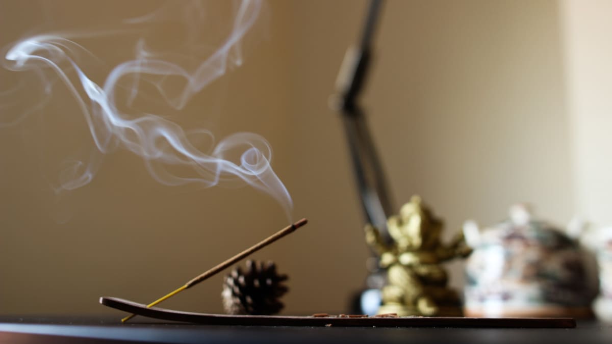 Encender un sahumerio sirve para la relajación y la meditación. Fuente: Unsplash.