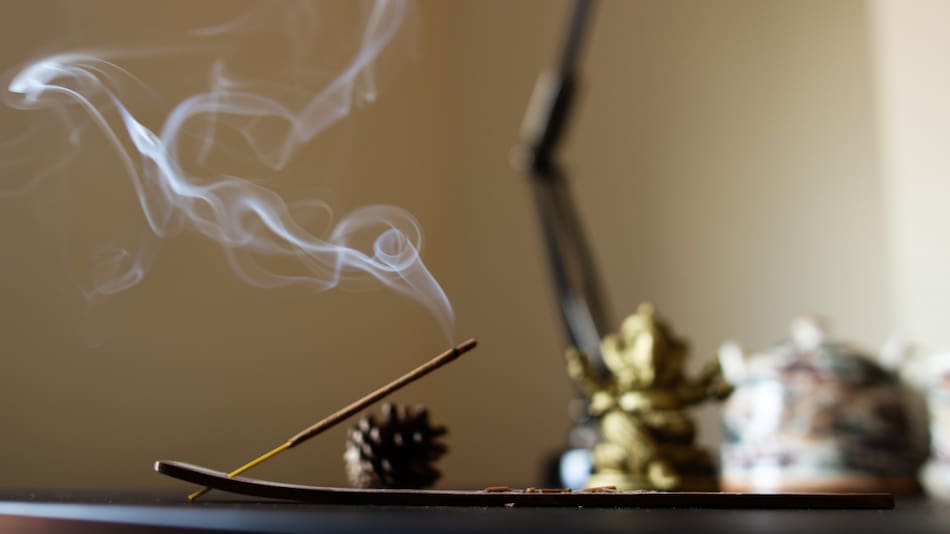 Encender un sahumerio sirve para la relajación y la meditación. Fuente: Unsplash.