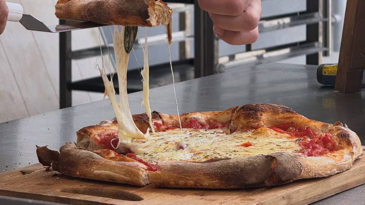 Una pizza exquisita: cómo preparar el chimichurri ganador de un concurso para acompañar esta delicia