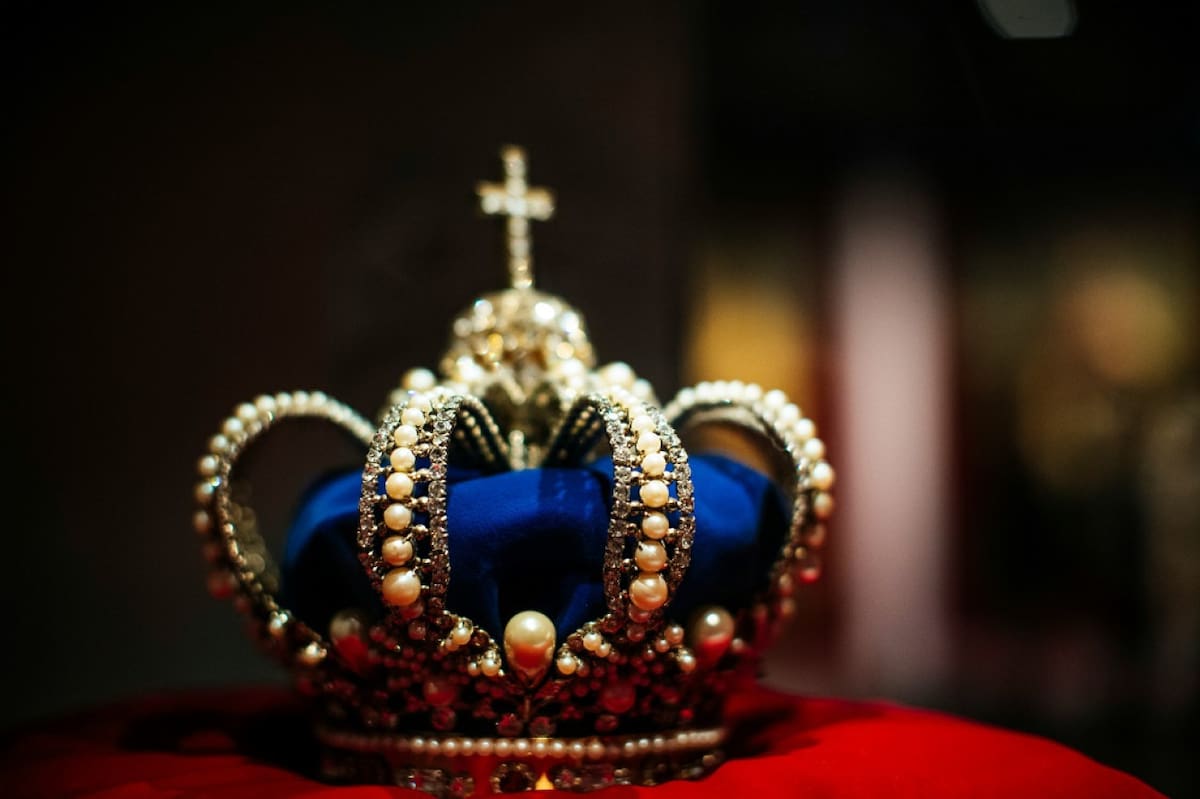 Realeza, corona. Foto: Unsplash.
