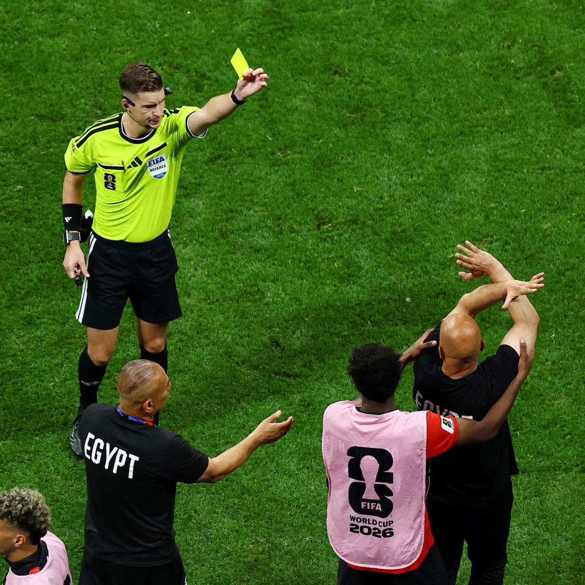 Hossam Hassan cruza los brazos en señal de denuncia por racismo durante el partido entre Argentina y Egipto en el Mundial 2026