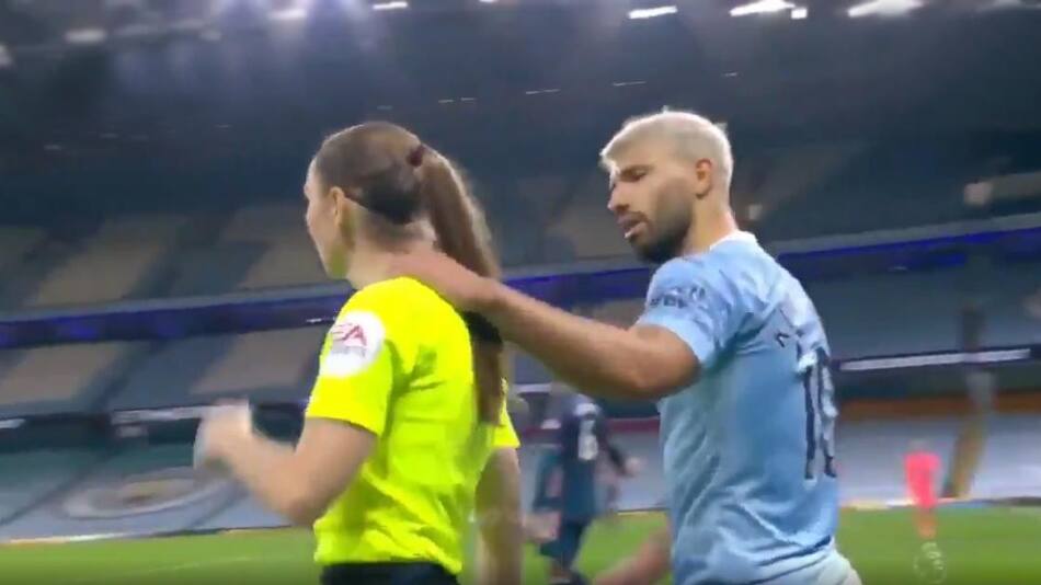 Polémico gesto de Kun Aguero con jueza de línea, Manchester City, Premier League