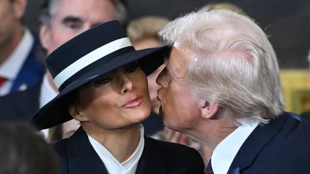 El elegante look de Melania para la asunción de Donald Trump: abrigo-vestido azul y un impactante sombrero navy