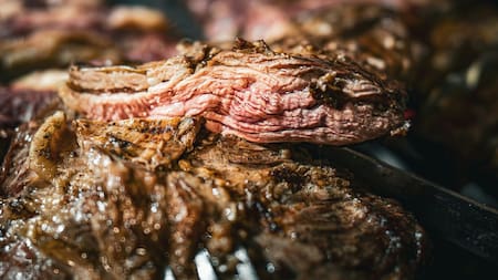 Asado; carne; parrilla. Foto: Unsplash.
