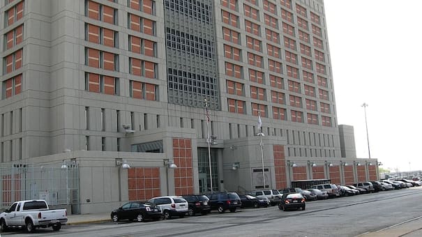 Cómo es el Metropolitan Detention Center, la cárcel donde Nicolás Maduro pasó su primera noche detenido en Estados Unidos