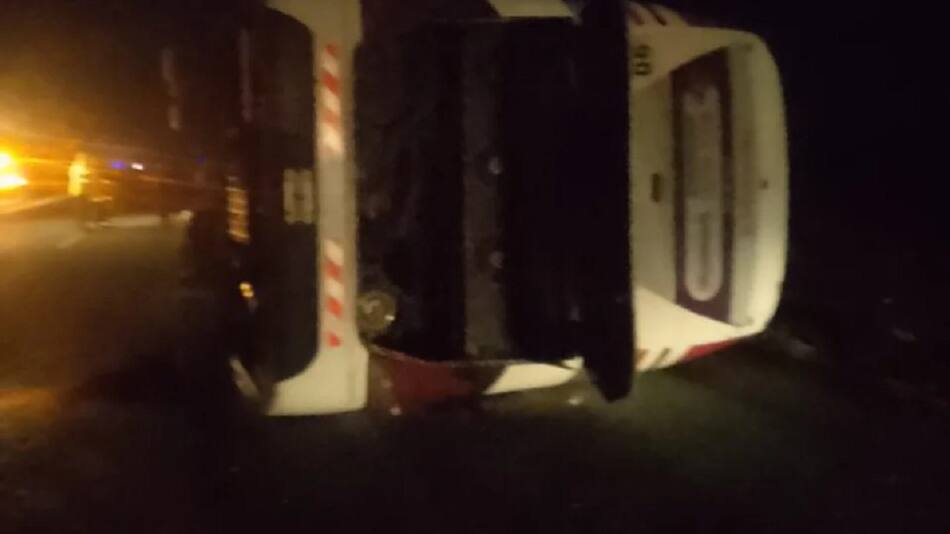 El micro quedó sobre la banquina. Foto: NA.