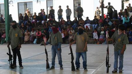 Niños de estado mexicano de Guerrero reciben armas para defenderse del crimen organizado. Foto: EFE