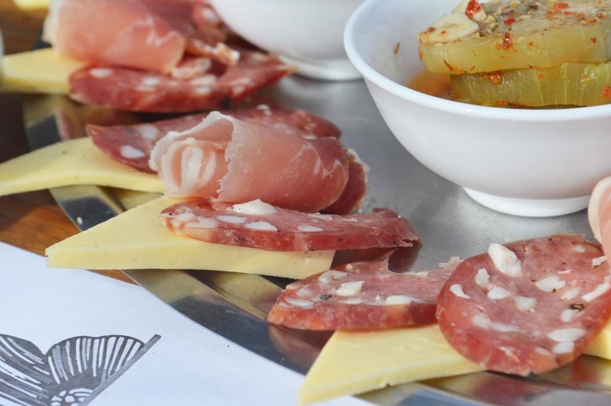 Restaurante Siete Vacas y un Toro en Tomás Jofré, con servicio de asado libre, mesas familiares y ambiente de campo en la provincia de Buenos Aires.