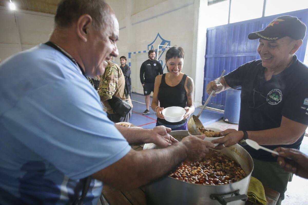Recorrida de Mayra Mendoza por los trabajos tras el temporal en Quilmes. Foto: Prensa.