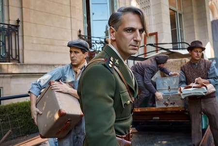 Ernesto Alterio en Santa Evita. Foto: Disney Plus