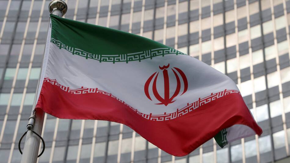 La bandera iraní ondea frente a la sede del Organismo Internacional de la Energía Atómica. Foto: Reuters