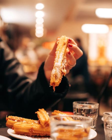 Merienda en La Giralda: chocolate con churros. Foto: Pato Daniele