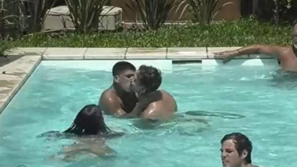 El beso entre Thiago y Nacho. Foto: captura.