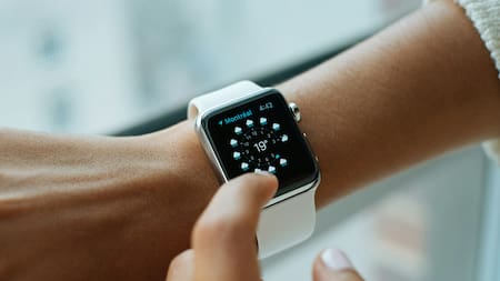 Combaten la violencia de género en Italia con relojes inteligentes. Foto: Unsplash.