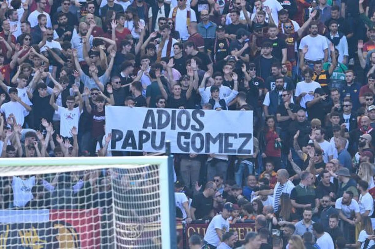 La polémica bandera contra el Papu Gómez. Foto: X @planeta_Roma.