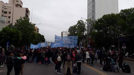 Marcha de piqueteros en el centro porteño en reclamo de bono de fin de año