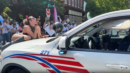 El impactante baile de una artista trans sobre un patrullero durante una marcha en Washington. Video: Storyfull