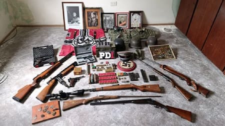 Rosario: allanaban una casa por un arma robada y se encontraron con un arsenal y simbología nazi