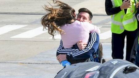 Así recibió Antonela Roccuzzo a Messi en Rosario, foto Twitter