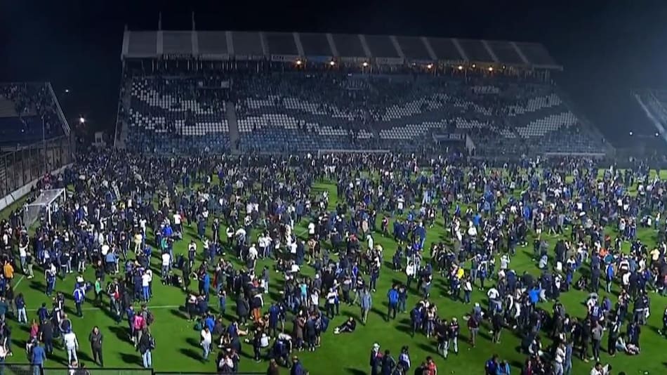 Incidentes en pleno partido entre Gimnasia y Boca. Foto: NA