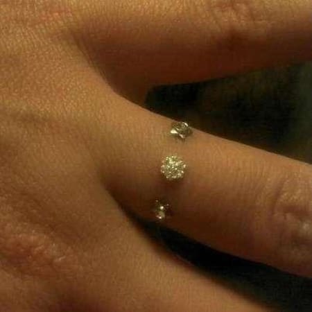 Lo último: Piercing en los dedos como anillos de boda