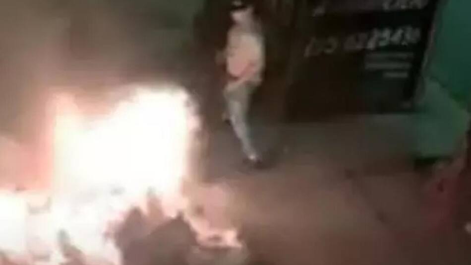 Indigente prendido fuego mientras dormía en la calle