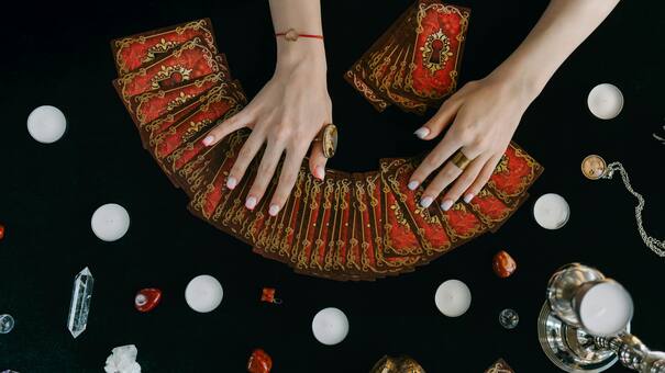 Así cerrará el 2025 cada signo del zodiaco: los cambios que experimentarán antes de fin de año, según el horóscopo