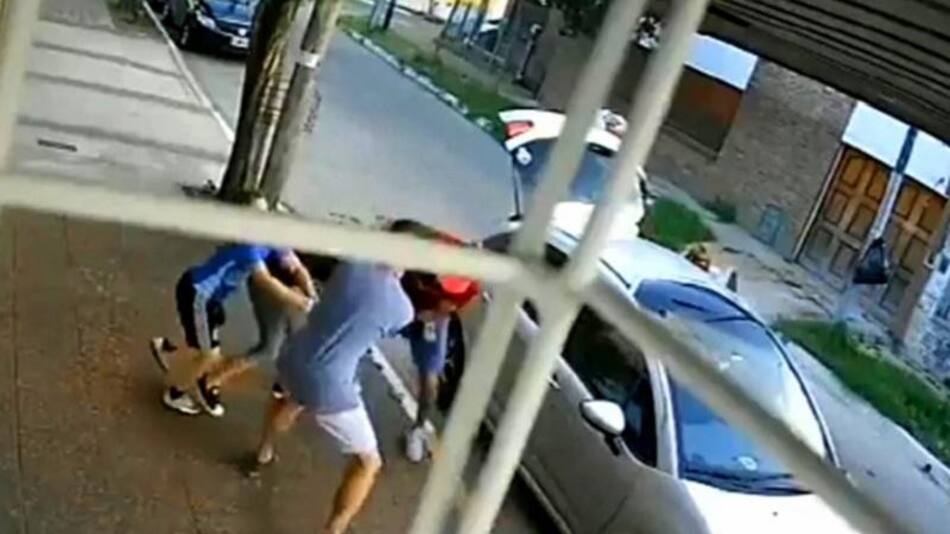 Asalto en Bernal, captura de video de nene que defedió a su mamá de robo