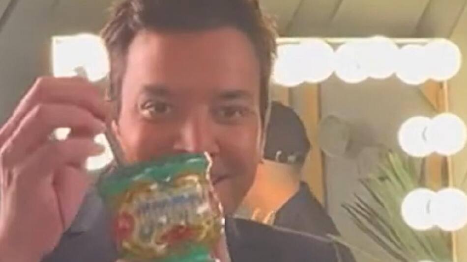 Jimmy Fallon con el regalo. Foto: captura.