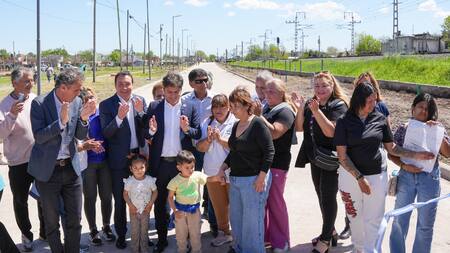 Andrés Watson y Axel Kicillof inauguraron nuevos asfaltos en Villa Argentina