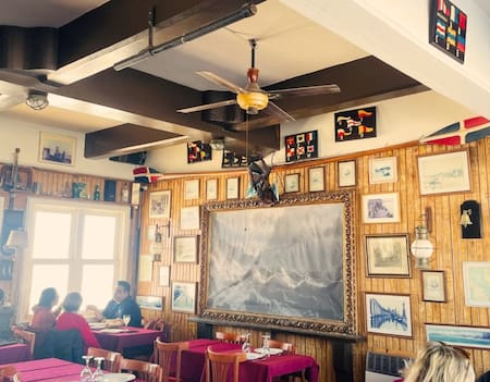 El interior del restaurante "Espigón de Pescadores" de Mar del Plata. Foto: Instagram @espigon.pescadores