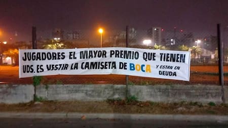 Bandera contra jugadores de Boca cerca de La Bombonera. Foto: TyC Sports.