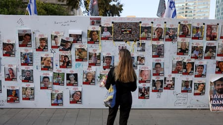 Instalación con fotografías de rehenes tomados por el grupo islamista palestino Hamás, en Tel Aviv. Reuters.