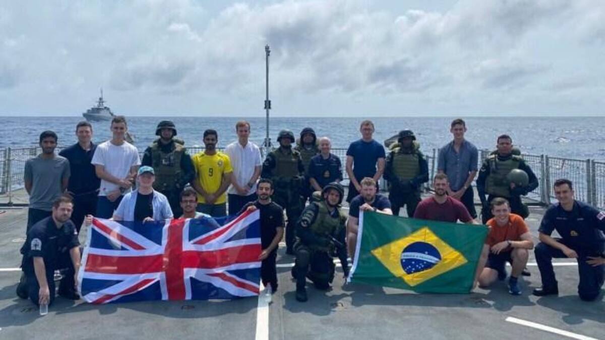Brasileros e ingleses luego del amistoso. Foto Twitter @DalterEduardo.