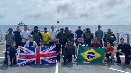 Brasileros e ingleses luego del amistoso. Foto Twitter @DalterEduardo.