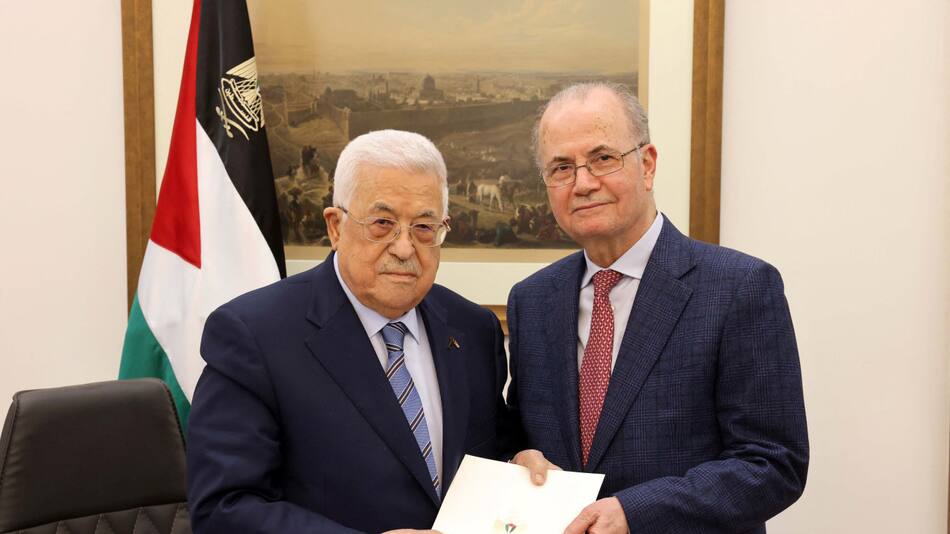 Mahmud Abbas y Mohamed Mustafa. Foto: Reuters.