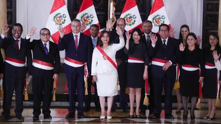 La presidenta de Perú, Dina Boluarte, y su primer gabinete. Foto: Reuters