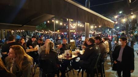 Coronavirus, Argentina, pandemia, gente en bares, foto Twitter