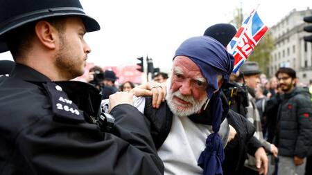Protestas contra la coronación de Carlos III. Foto: Reuters.