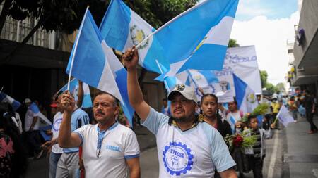 "Marcha de las Flores" en Guatemala. Foto: Reuters.