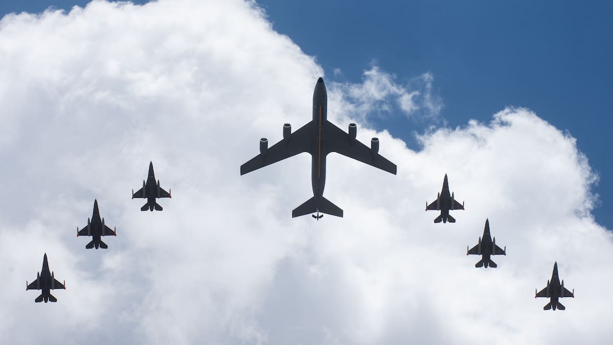 Los caza F-16 llegaron a la Argentina.