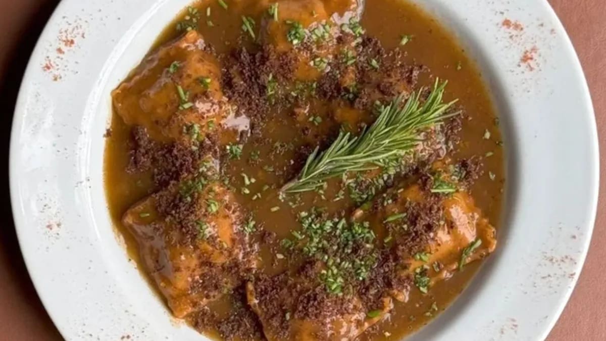 Queda en Saavedra: el restaurante donde podés comer ravioles de asado y vacío a “precio amigo”