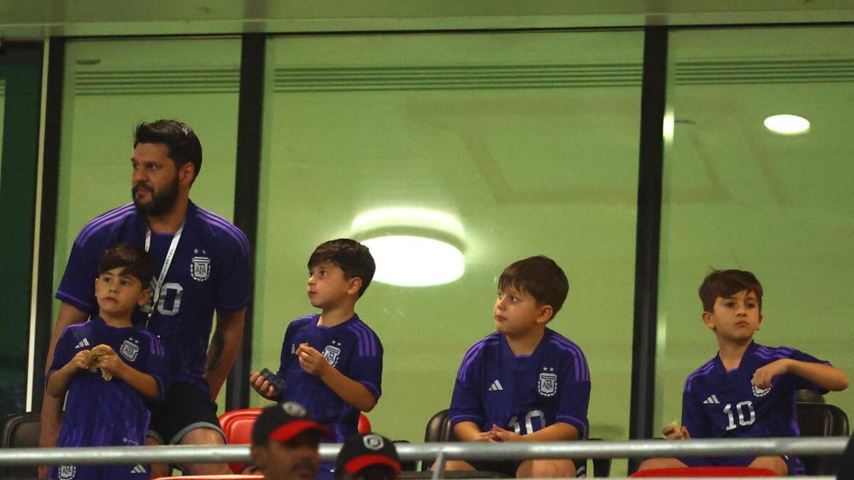Hijos de Messi en el estadio. Foto: Reuters