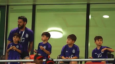 Hijos de Messi en el estadio. Foto: Reuters