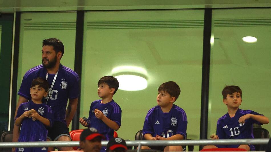 Hijos de Messi en el estadio. Foto: Reuters