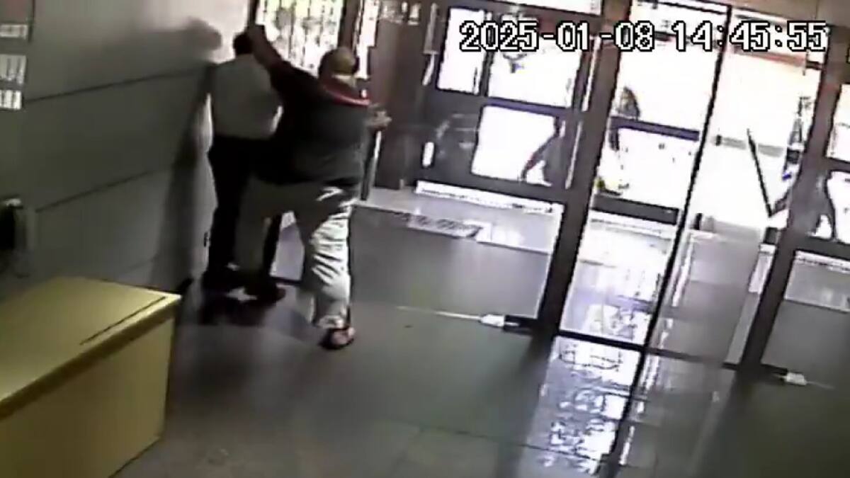 Hombre denunciado por vecinos en Balvanera. Fuente: Captura