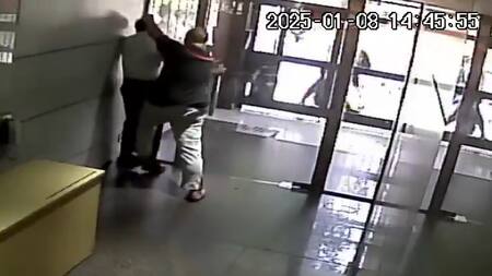 Hombre denunciado por vecinos en Balvanera. Fuente: Captura