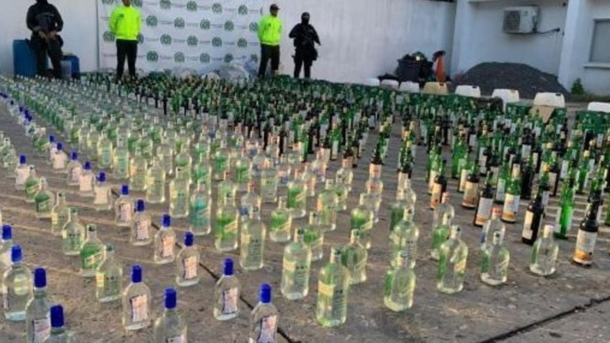 Investigación sobre las muertes por consumo de licor adulterado en Colombia.